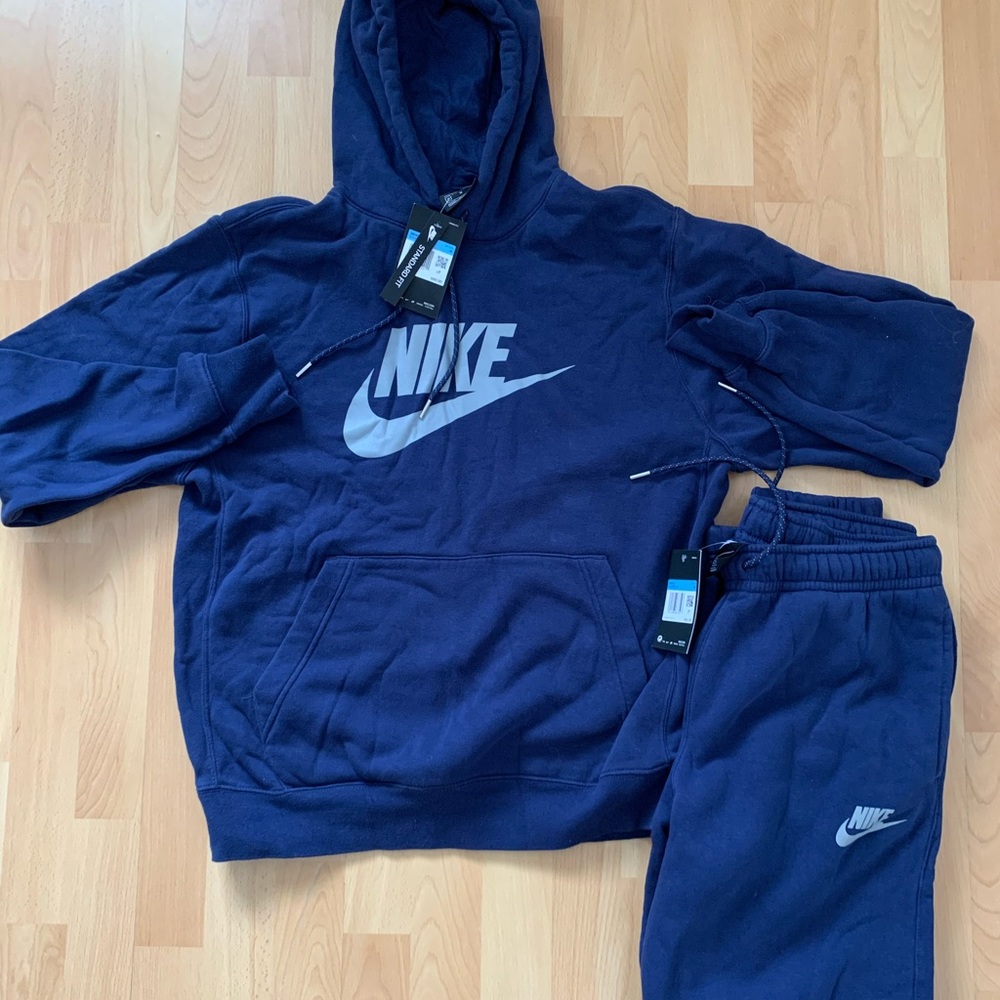 Men's Pullover Hoodie
Nike Sportswear